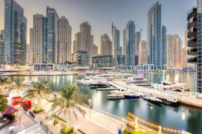 Maison Privee - Spacious 3BR Penthouse Overlooking the Marina, Dubai